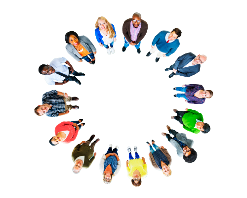 Une équipe disposée en cercle, regardant vers le haut, symbolisant la solidarité, la coopération et la cohésion.
